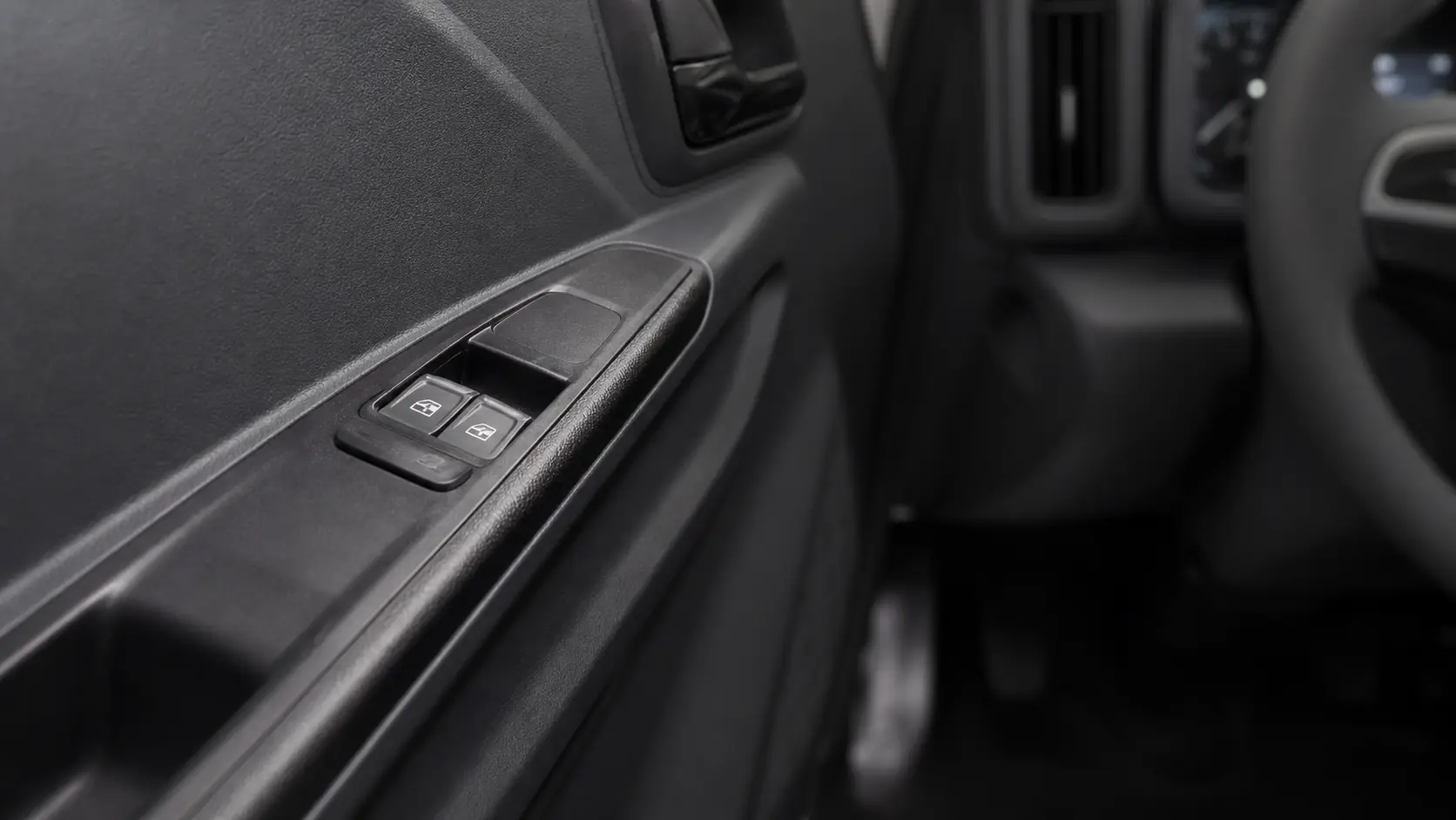 Commandes de vitres électriques sur la porte conducteur du JMC Carrying Plus