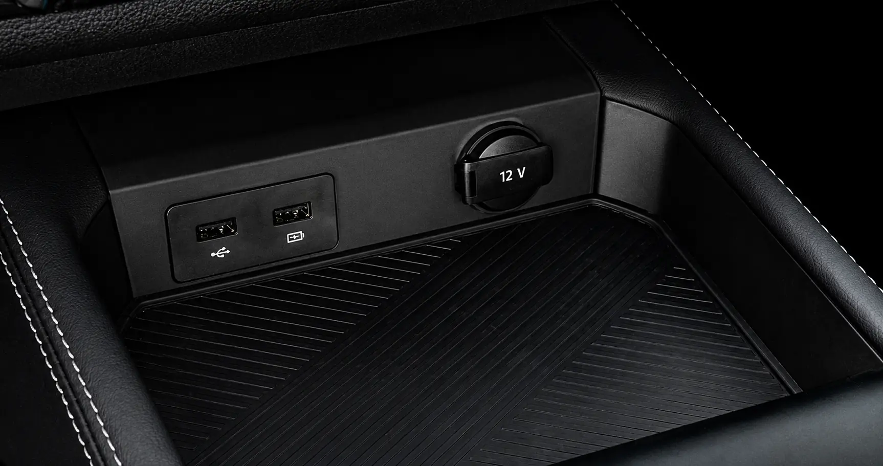 Deux ports USB et prise 12 V en rangée avant du JMC Grand Avenue