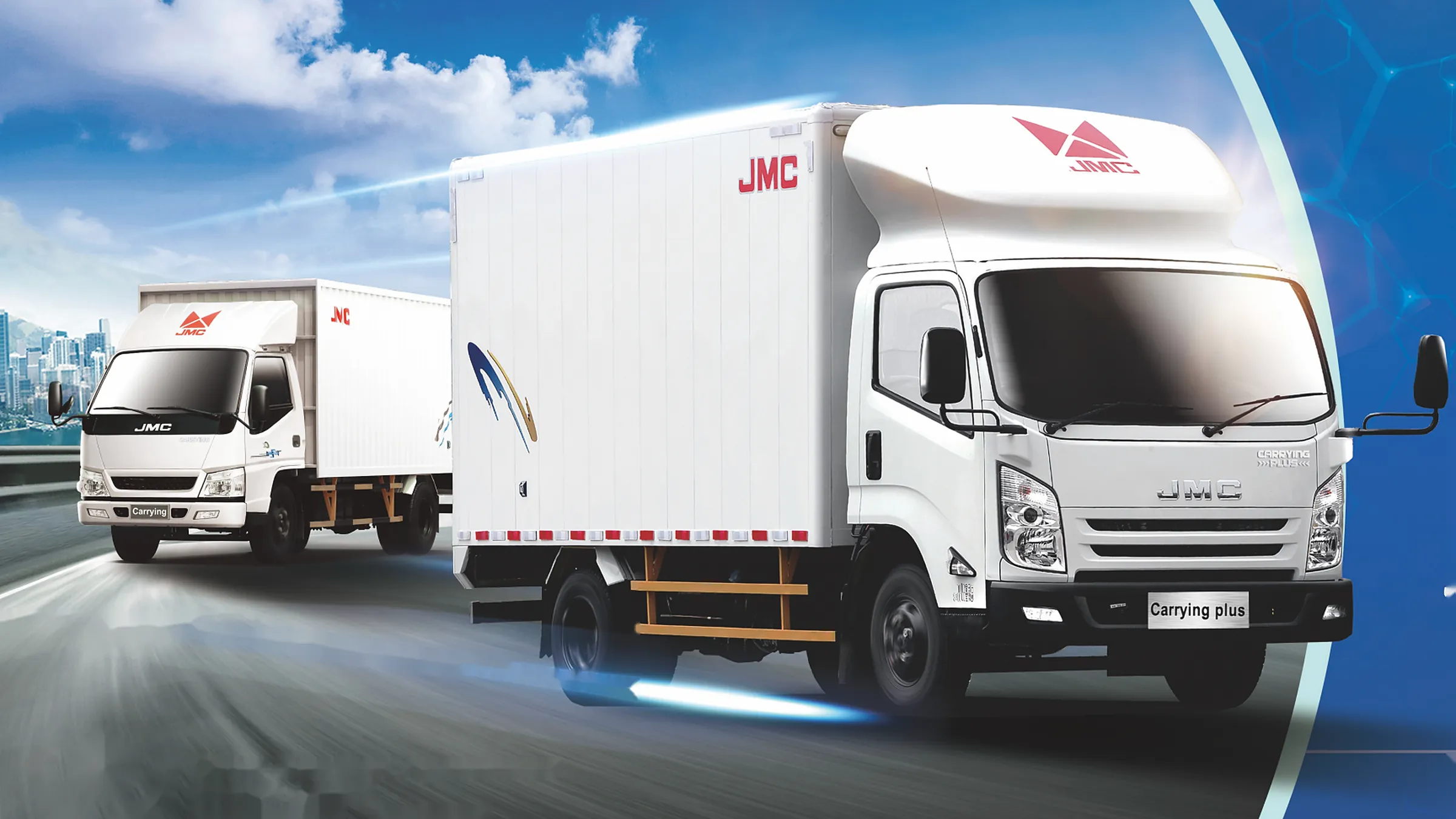 Camion léger JMC Carrying Plus 3,5T à caisse fourgon sur autoroute