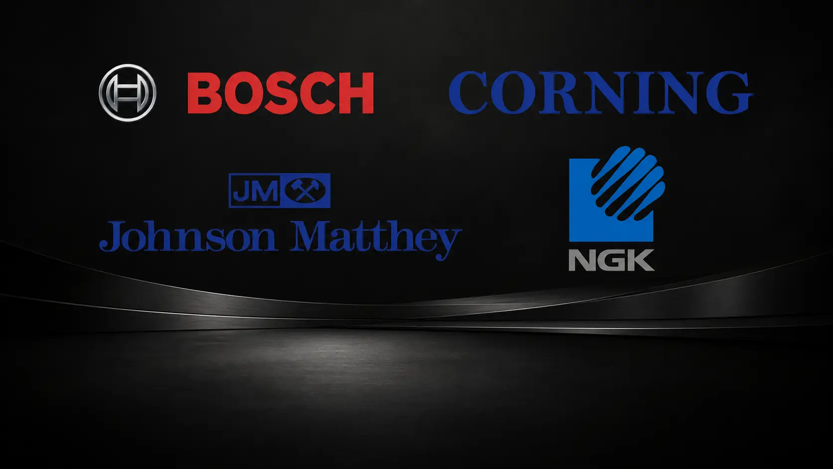 Logos Bosch, Corning, Johnson Matthey et NGK sur fond automobile sombre