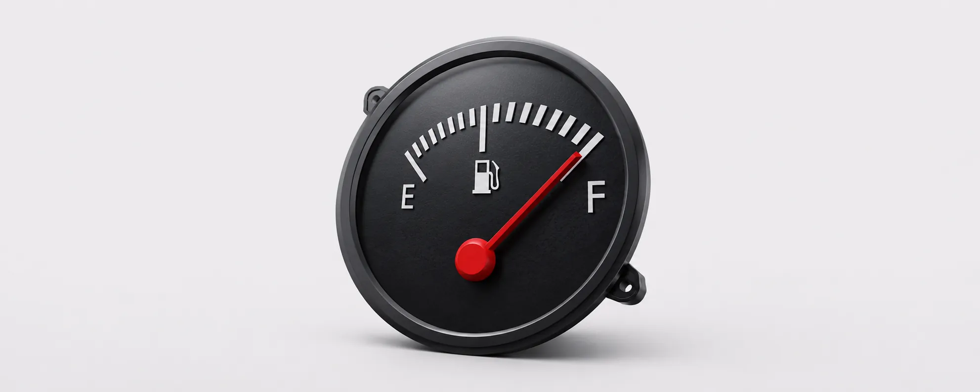 Jauge de carburant sur fond clair, aiguille rouge proche du plein
