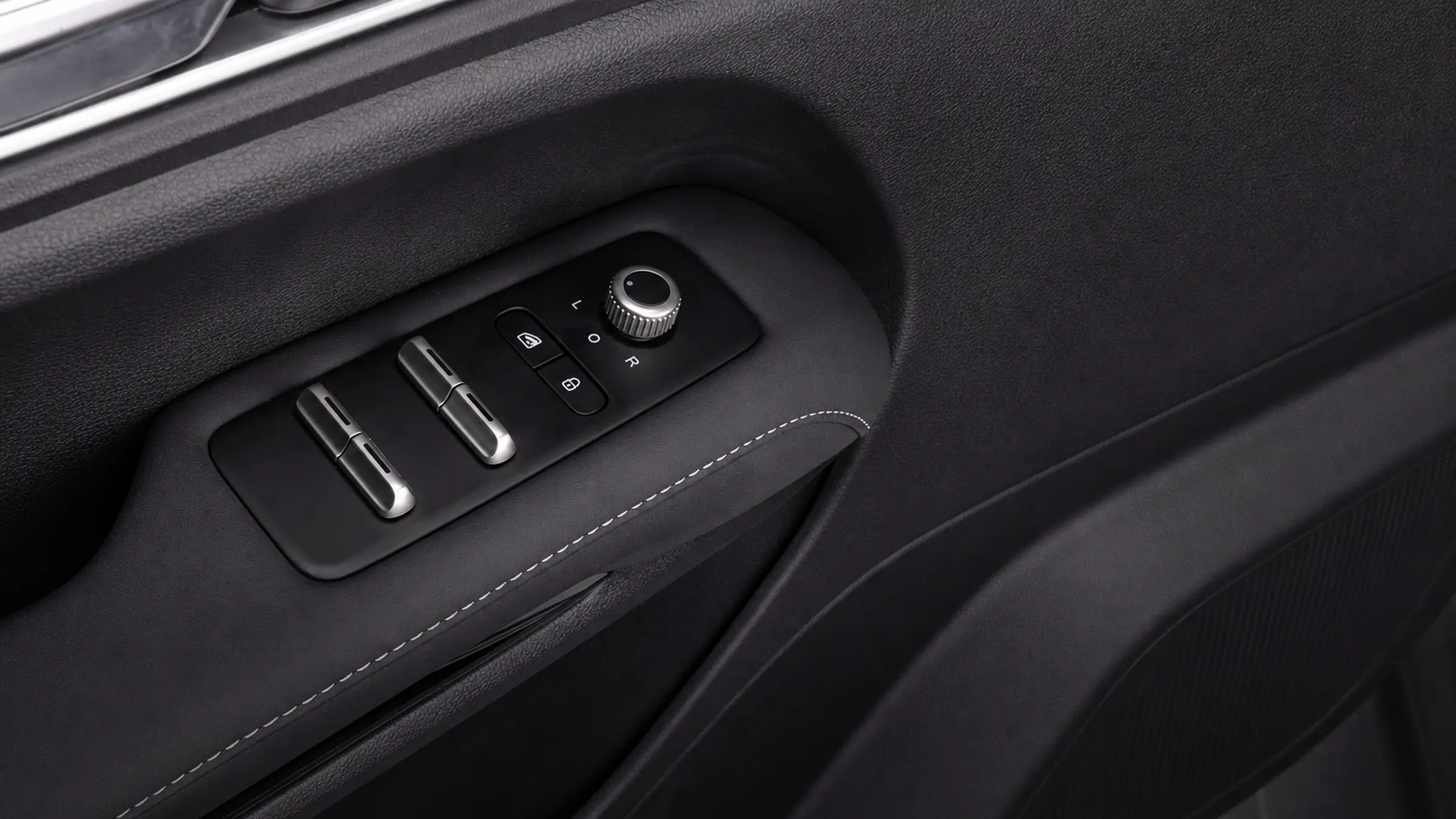 Commande électrique de réglage des rétroviseurs sur la porte conducteur du JMC Vigus